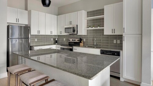 Landing | Stylish 2BD, Courtyard, Gym