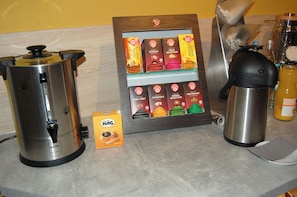 A coffee maker, a coffee grinder, and a coffee pod display. - XZLLENZ light TV Parking with sofa (2-seater) Elevator Breakfast (Oberasbach)