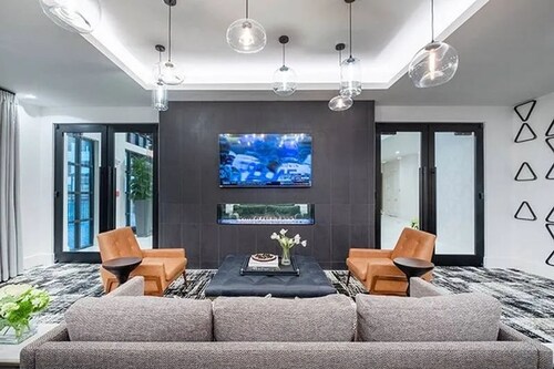 Landing | Spectacular 2BD, Gym, Courtyard