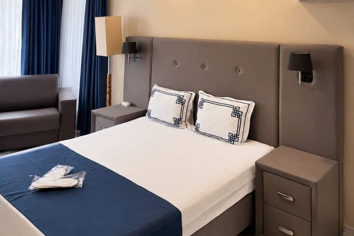 Estudio Deluxe | Ropa de cama de alta calidad y caja de seguridad en la habitación