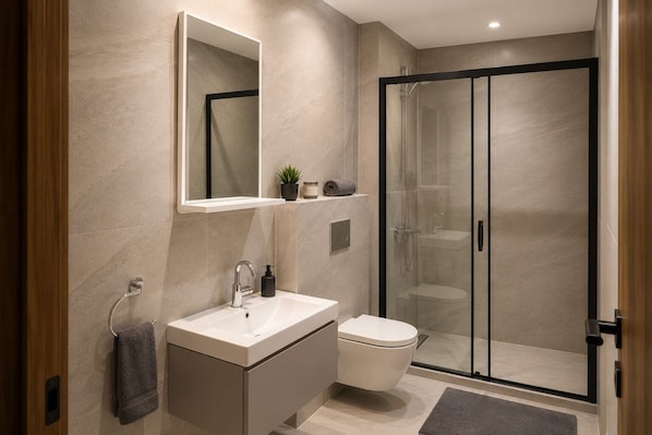Phòng Suite Grand | Phòng tắm | Máy sấy tóc, dép đi trong nhà, khăn tắm, xà phòng