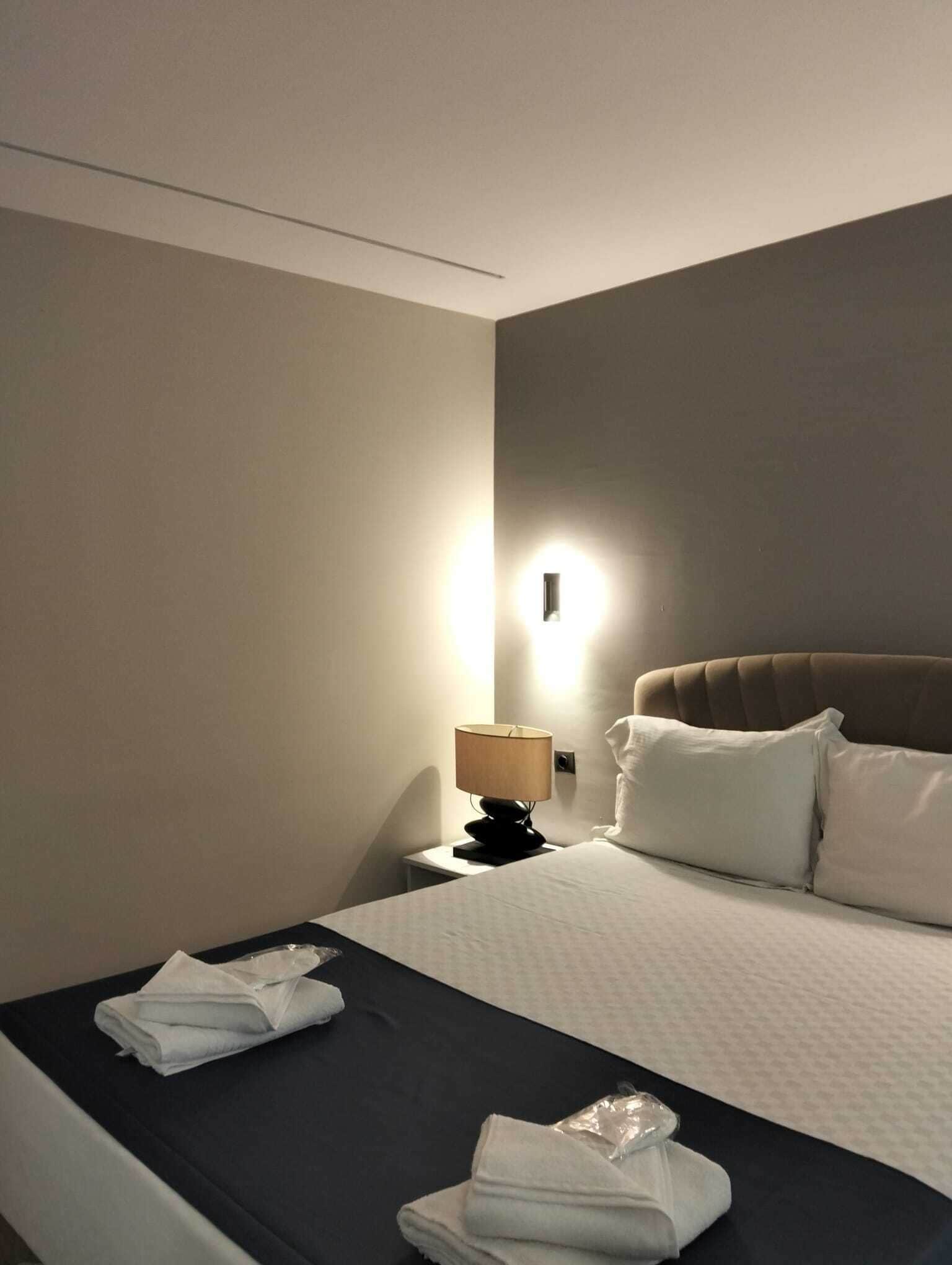 Suite – grand | Safe på rommet, blendingsgardiner og strykejern/-brett