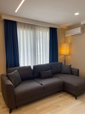 Grand Suite | Living area | 43-inch TV with satellite channels - Doa Suites & Apart Hotel (Konyaalti)