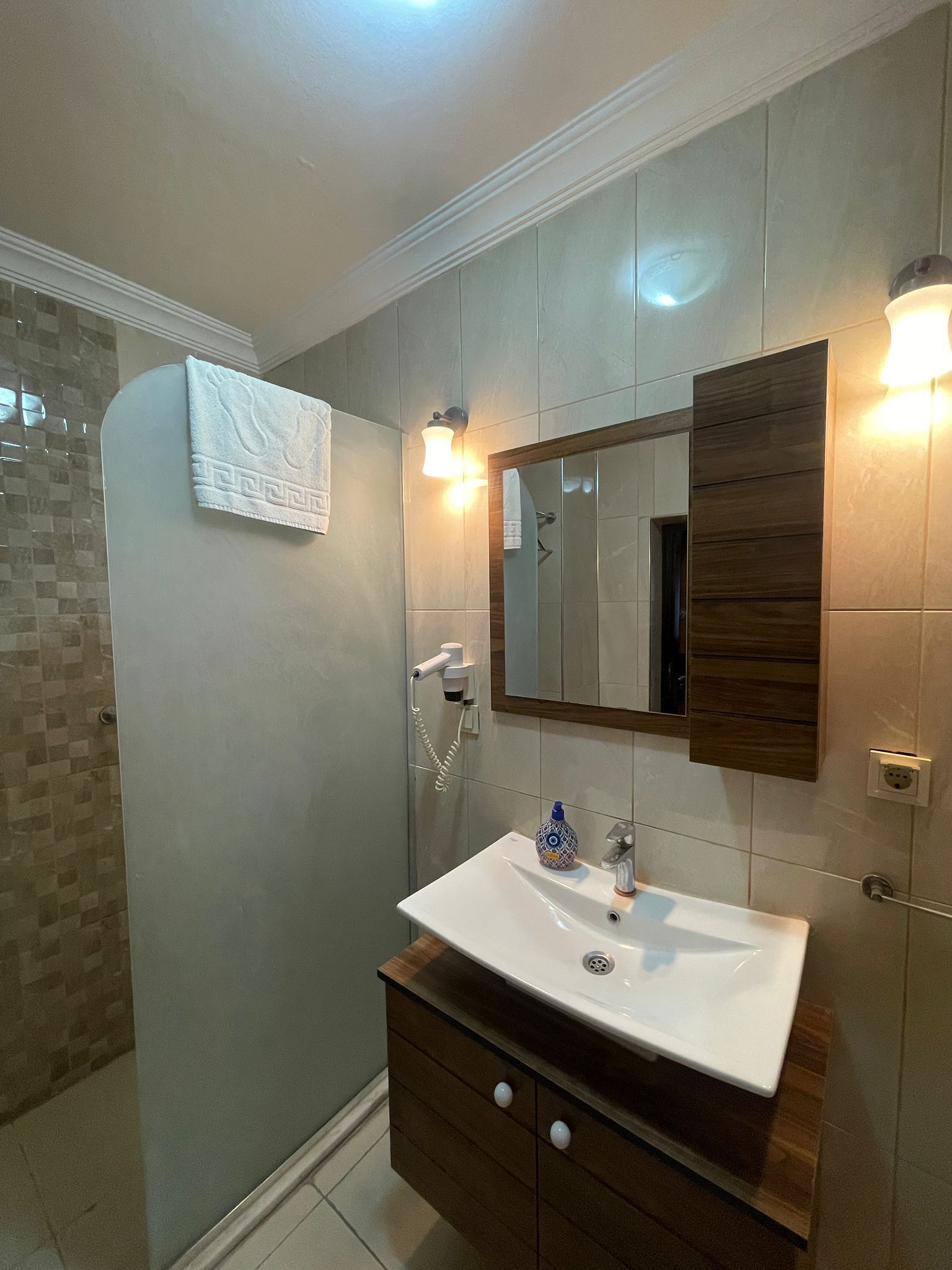Monolocale Deluxe | Bagno | Asciugacapelli, pantofole, asciugamani, sapone