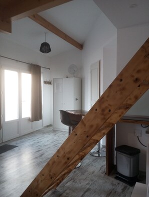 Interior - Charming little dwelling close to the center, cliffs, caves and harbor. (Meschers-sur-Gironde)