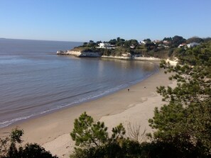 Beach - Charming little dwelling close to the center, cliffs, caves and harbor. (Meschers-sur-Gironde)