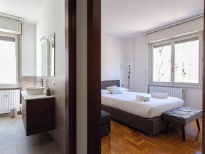 Une chambre à coucher avec un lit, une table de chevet et une commode.