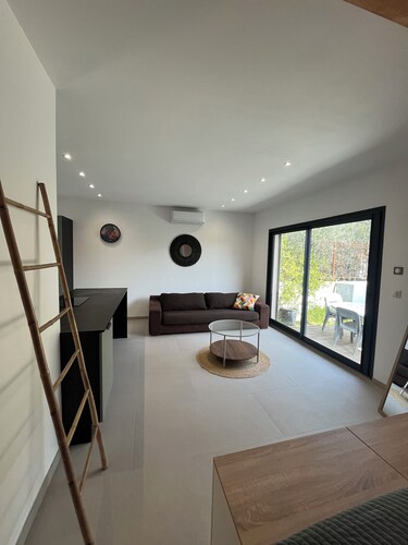 Charming 37 M2 studio with small garden in Villeneuve les Avignon