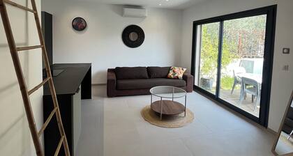 Charming 37 M2 studio with small garden in Villeneuve les Avignon