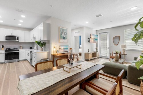 Coastal Luxury Apartment With Pool, Gym and Free Parking/Minutes From Beaches!