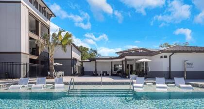 Coastal Luxury Apartment With Pool, Gym and Free Parking/Minutes From Beaches!