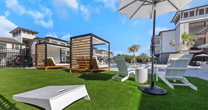 Coastal Luxury Apartment With Pool, Gym and Free Parking/Minutes From Beaches!