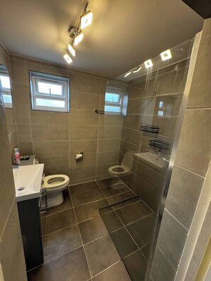 Bathroom - Charming Bungalow Rental in Rainham Comfort and Convenience (Rainham)