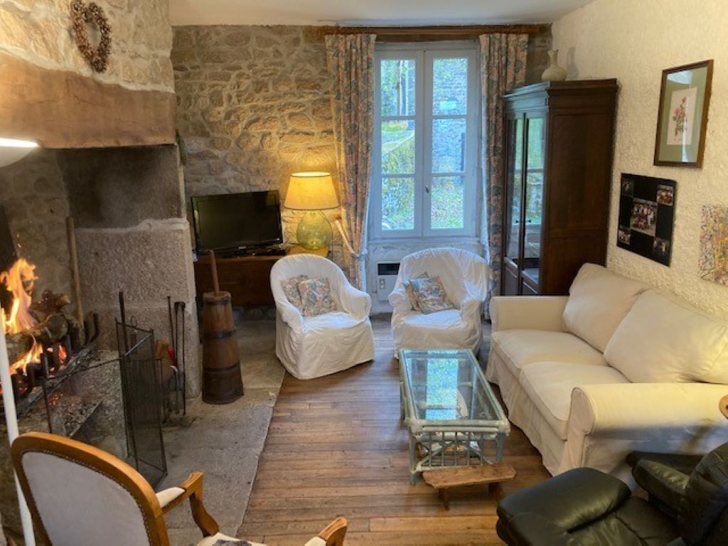 Smart TV, fireplace, DVD player, table football