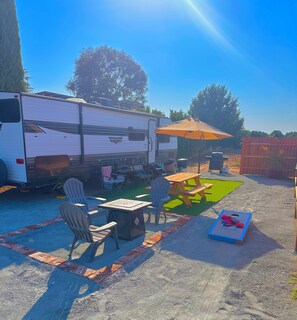Outdoor dining - Enjoyable 2-bedroom RV/trailer with AC in Reedleyin the country (Reedley)