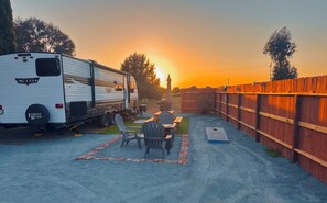 Outdoor dining - Enjoyable 2-bedroom RV/trailer with AC in Reedleyin the country (Reedley)