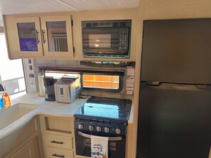 Private kitchen - Enjoyable 2-bedroom RV/trailer with AC in Reedleyin the country (Reedley)