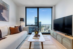 Smart TV, books - City Lights & Designer Comfort w Heated Pool, Gym, Sauna, Steam, Bar and more (Southbank)