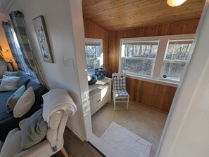 Living area - Dogs Stay Free! Updated 3-bedroom lakefront cottage in South Bend with Dock! (South Bend)