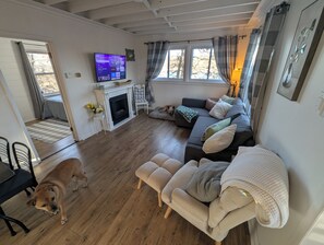 Living area - Dogs Stay Free! Updated 3-bedroom lakefront cottage in South Bend with Dock! (South Bend)