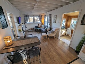 Living area - Dogs Stay Free! Updated 3-bedroom lakefront cottage in South Bend with Dock! (South Bend)