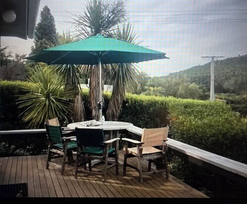 A short walk to the beautiful Lake Taupo relax and take in the fabulous views!