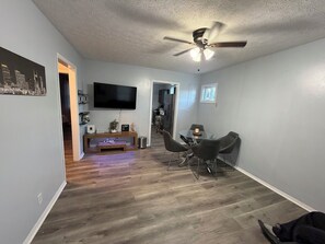 Dining - 2-bedroom house in lovely Nashville with AC (Nashville)