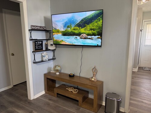 2-bedroom house in lovely Nashville with AC