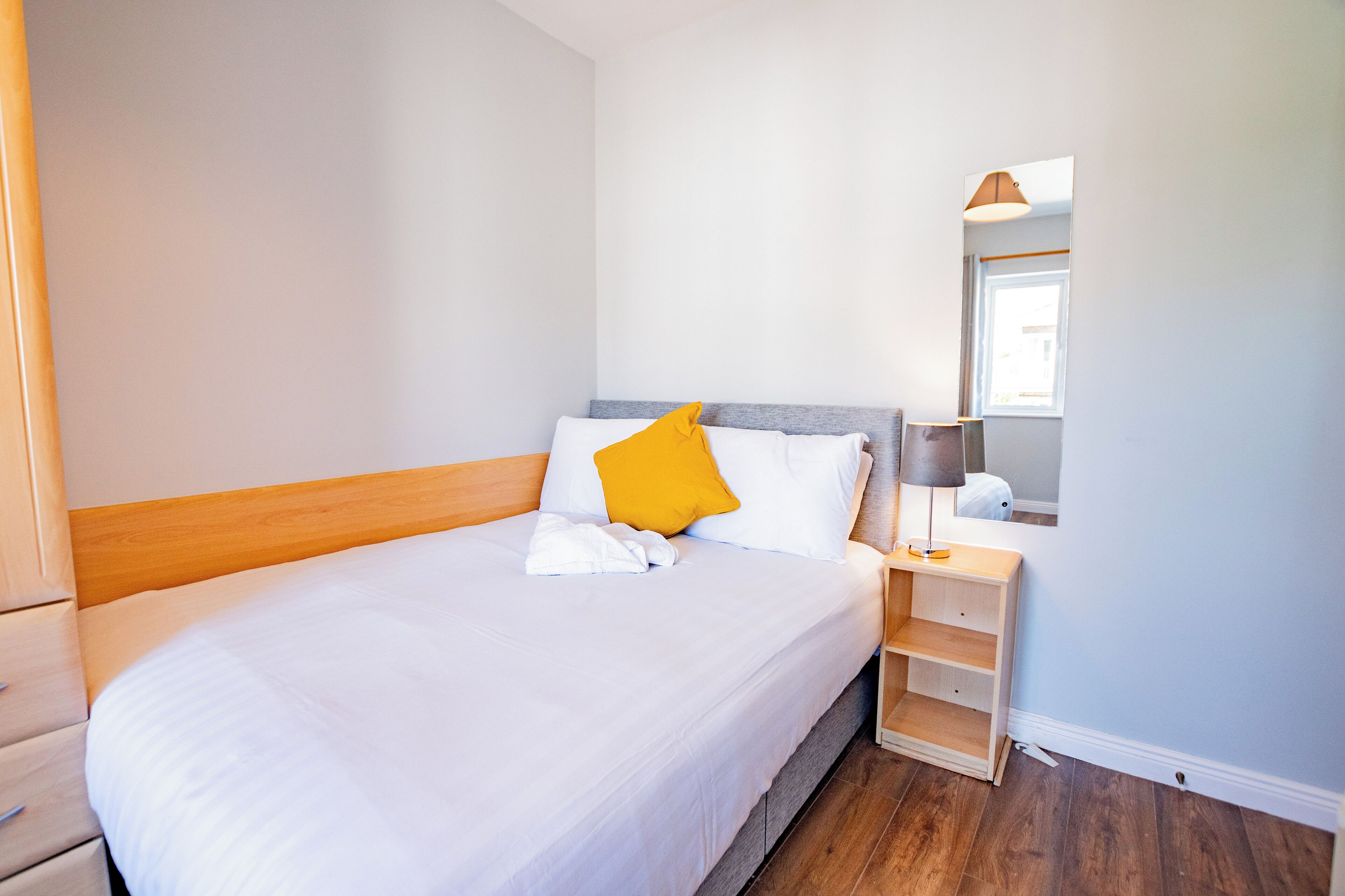 4 bedrooms, iron/ironing board, internet, bed sheets