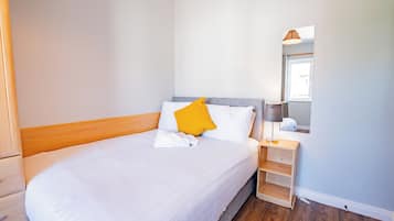 4 bedrooms, iron/ironing board, internet, bed sheets