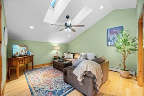 Living area - Lovely 1-bedroom apartment with AC in Wolcott (Wolcott)
