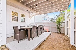 Outdoor dining - Casa Ventana at Blue Mountain Beach (Santa Rosa Beach)