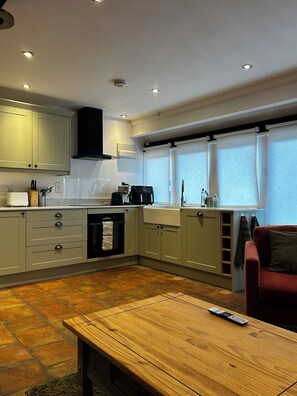 Private kitchen - The Little House Annex – A Peaceful Countryside Stay in Beautiful Shotteswell. (Shotteswell)