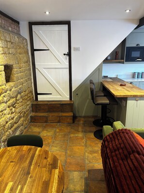 Dining - The Little House Annex – A Peaceful Countryside Stay in Beautiful Shotteswell. (Shotteswell)