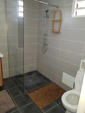 Shower, hair dryer, towels, soap - LAKAZ'DELAIR - Quiet bungalow with Jacuzzi, close to town and beaches. (Sainte-Anne)