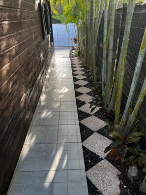 Property grounds - LAKAZ'DELAIR - Quiet bungalow with Jacuzzi, close to town and beaches. (Sainte-Anne)
