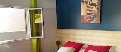 1 habitación, tabla de planchar con plancha y ropa de cama