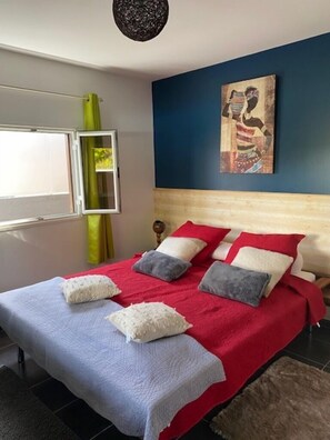 1 habitación, tabla de planchar con plancha y ropa de cama 