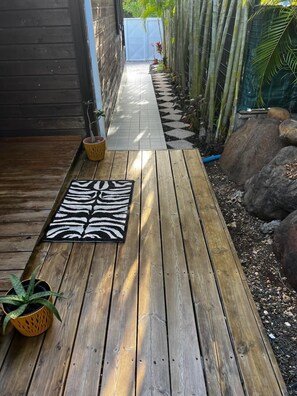 Terrace/patio - LAKAZ'DELAIR - Quiet bungalow with Jacuzzi, close to town and beaches. (Sainte-Anne)
