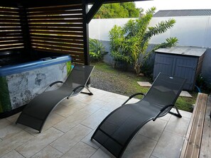 Terrace/patio - LAKAZ'DELAIR - Quiet bungalow with Jacuzzi, close to town and beaches. (Sainte-Anne)