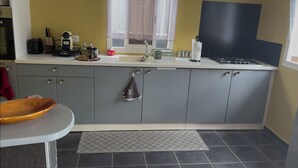 Een koffiezetapparaat/waterkoker, een koelkast, een magnetron, een oven