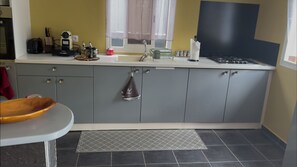 Private kitchen - LAKAZ'DELAIR - Quiet bungalow with Jacuzzi, close to town and beaches. (Sainte-Anne)