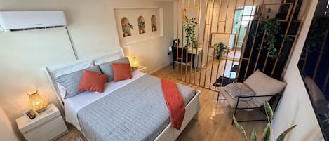1 habitación, tabla de planchar con plancha, wifi gratis y ropa de cama