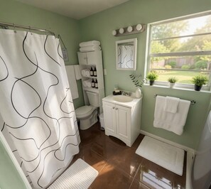 Hair dryer, towels, soap, shampoo - Sunny Baldwin Park Studio • Walk to Cafés • Near Downtown (Orlando)