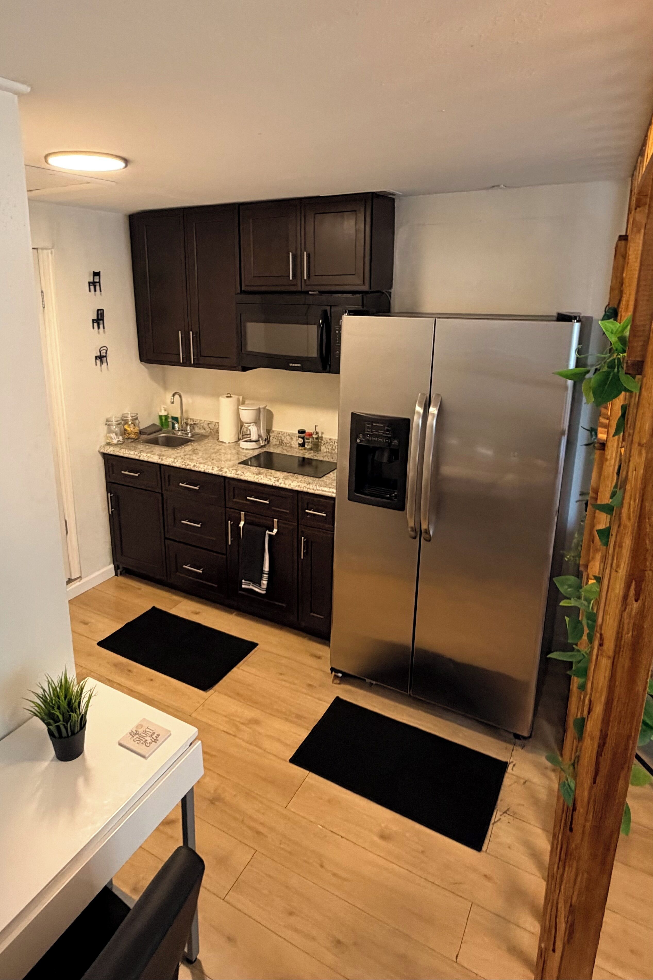 Cafetera y tetera, refrigerador, microondas y parrilla de estufa 