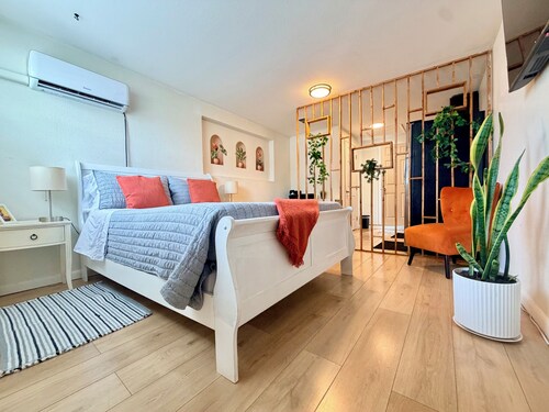 Sunny Baldwin Park Studio • Walk to Cafés • Near Downtown