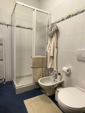 Hair dryer, towels, soap, toilet paper - Casa Di Gloria, in the historic center of Perledo, spectacular view of the lake! (Perledo)