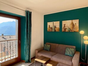 Living area - Casa Di Gloria, in the historic center of Perledo, spectacular view of the lake! (Perledo)