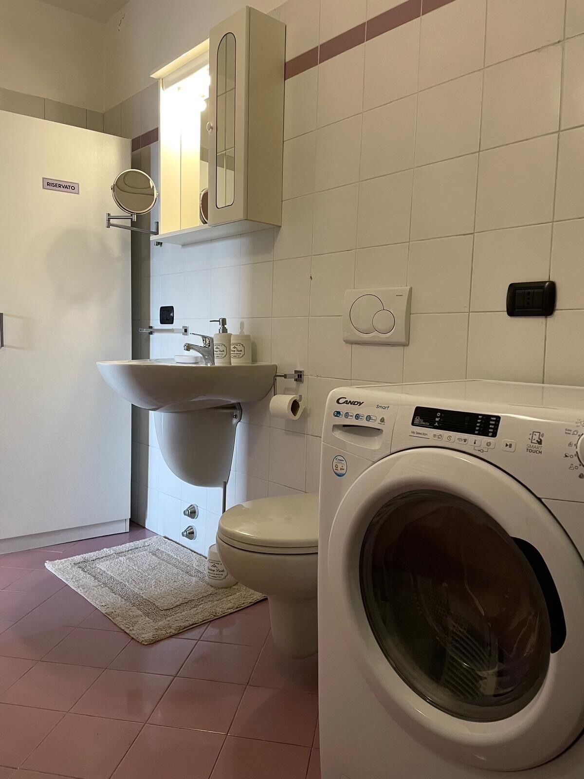ヘアドライヤー、タオル、石鹸、トイレットペーパー