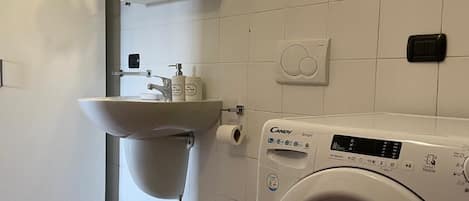 ヘアドライヤー、タオル、石鹸、トイレットペーパー